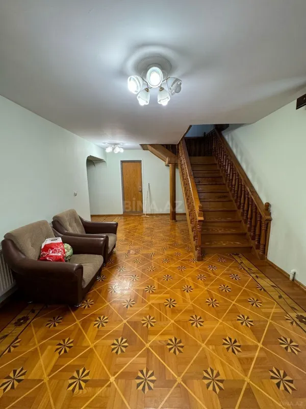 Satılır 10 otaqlı həyət evi 300 m²