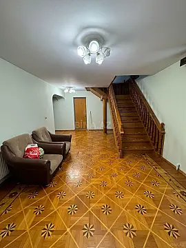 Satılır 10 otaqlı həyət evi 300 m²