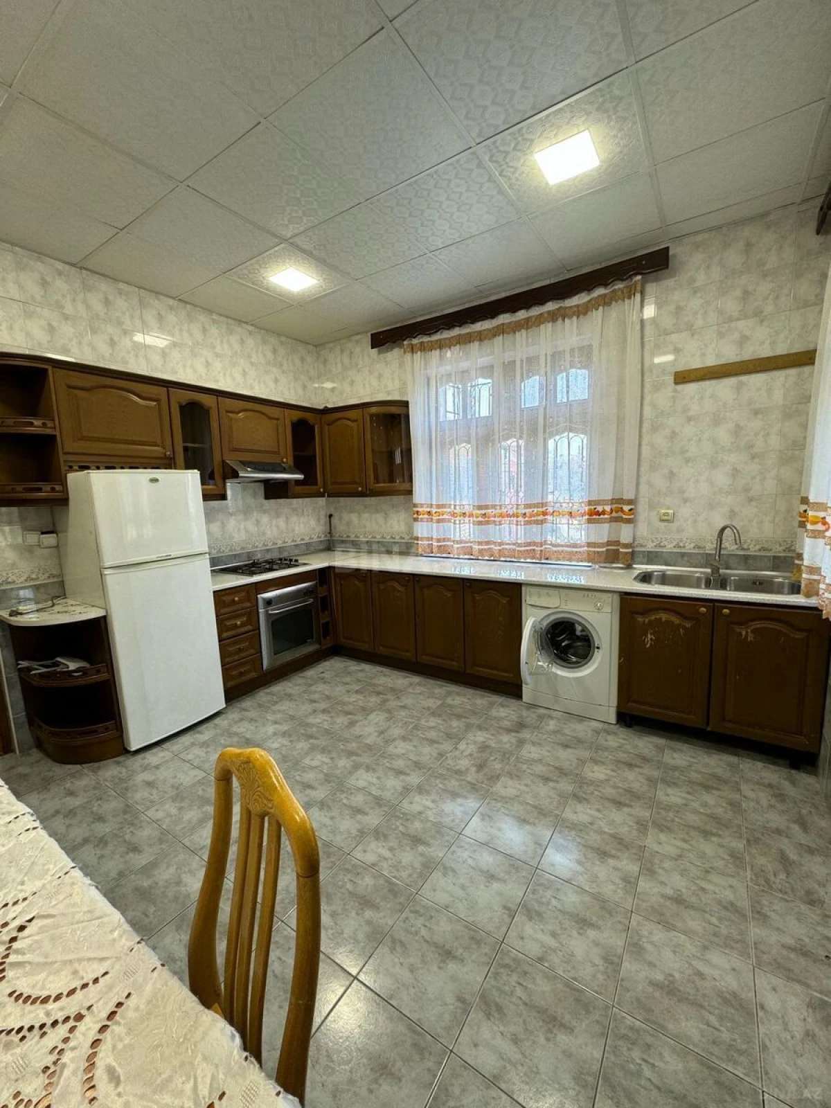 Satılır 10 otaqlı həyət evi 300 m²