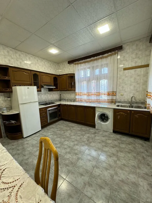 Satılır 10 otaqlı həyət evi 300 m²
