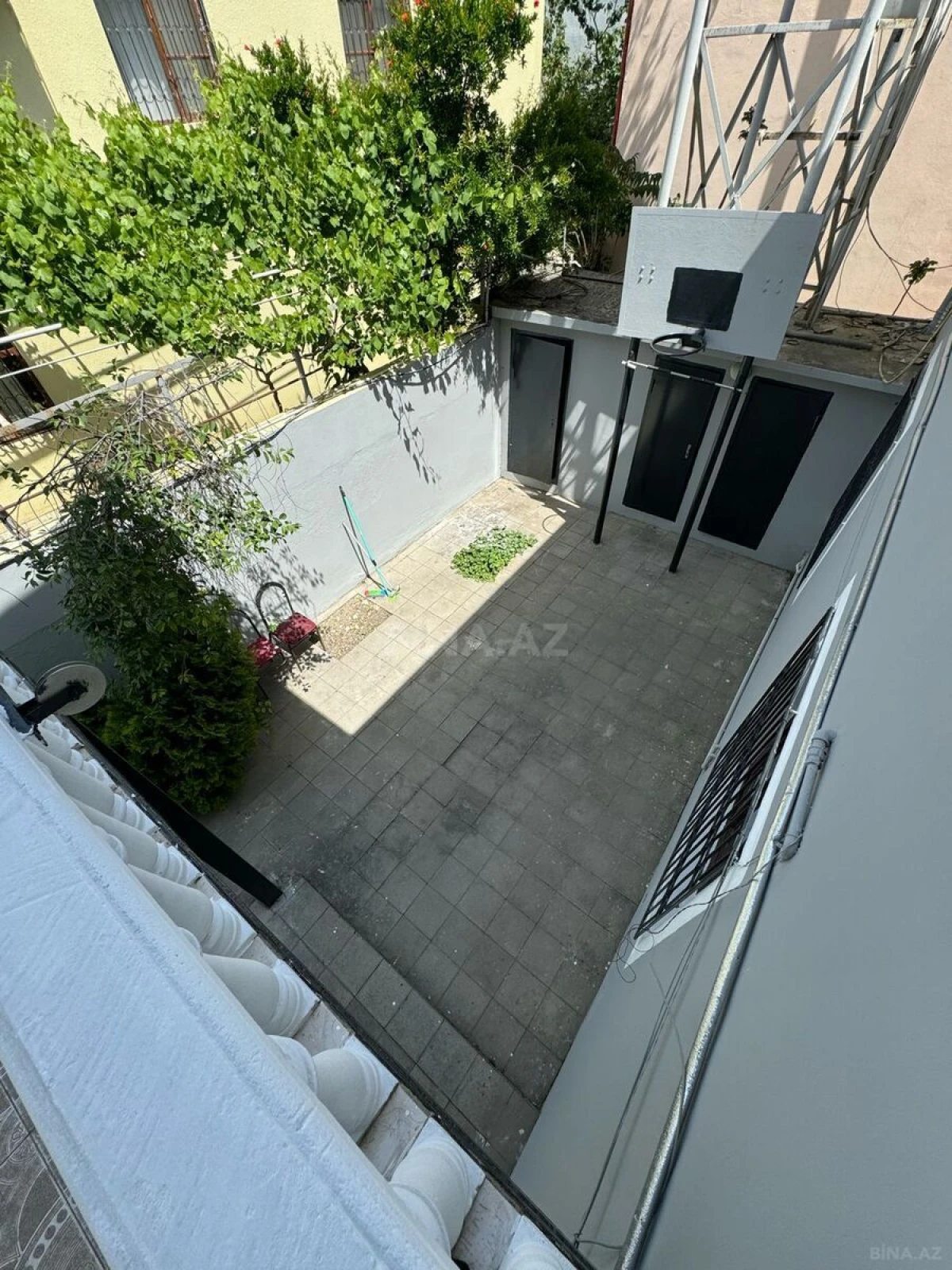 Satılır 10 otaqlı həyət evi 300 m²