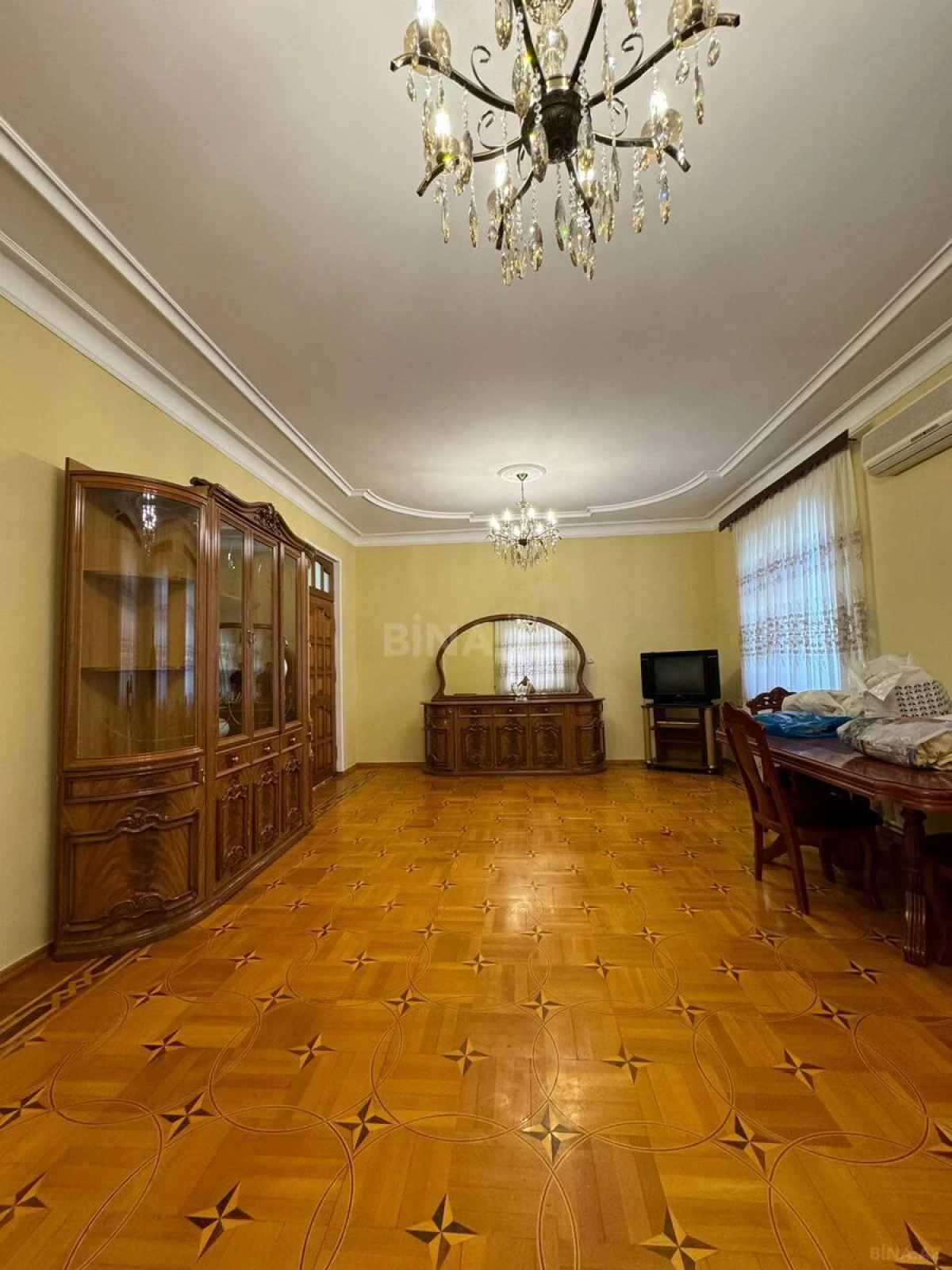 Satılır 10 otaqlı həyət evi 300 m²