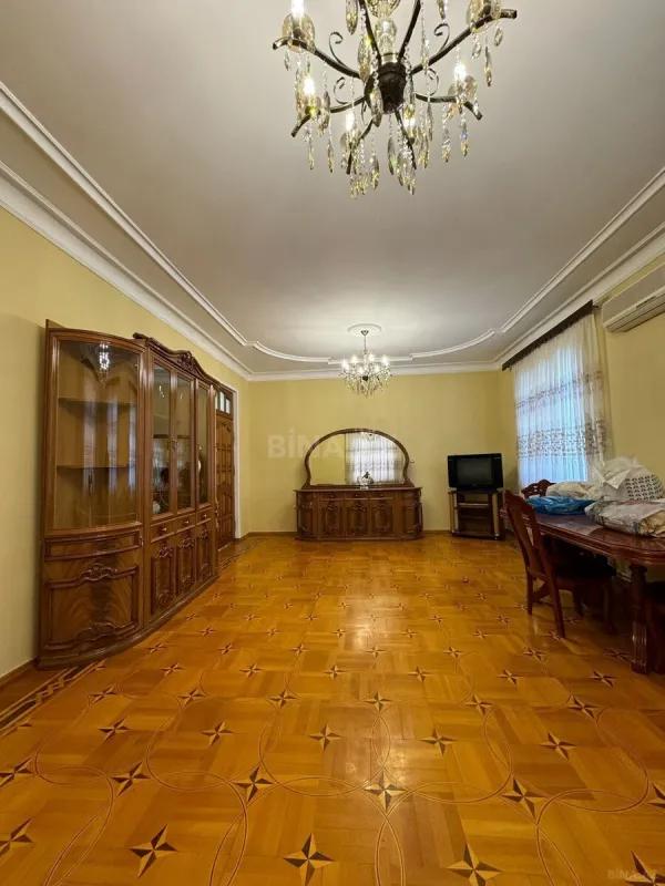 Satılır 10 otaqlı həyət evi 300 m²