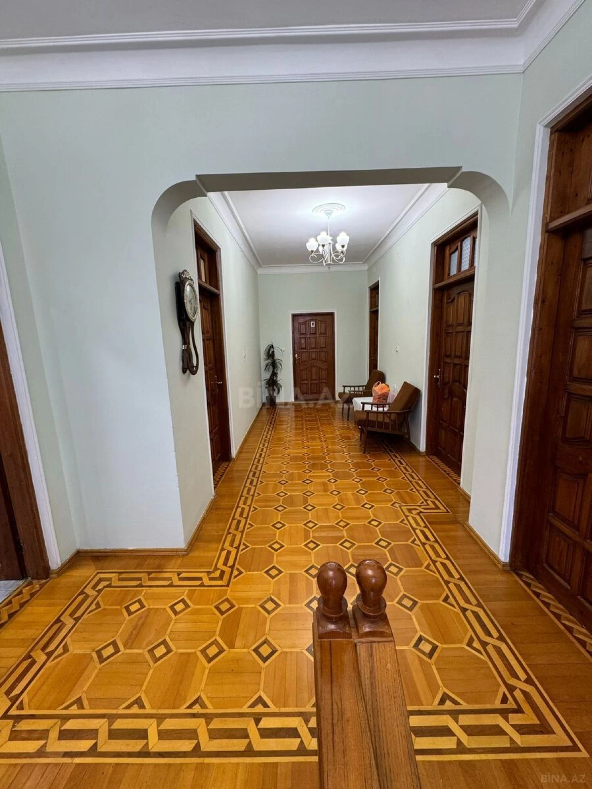 Satılır 10 otaqlı həyət evi 300 m²