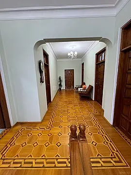 Satılır 10 otaqlı həyət evi 300 m²
