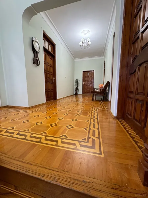 Satılır 10 otaqlı həyət evi 300 m²