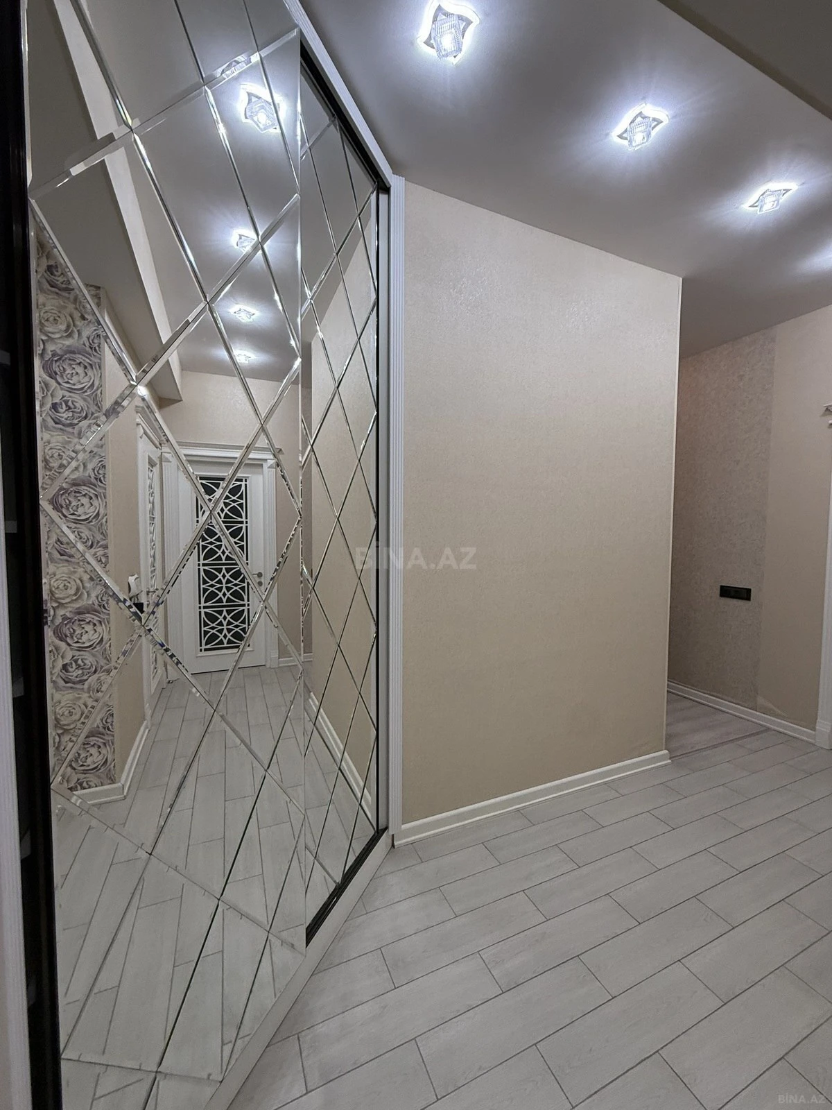 Satılır 2 otaqlı mənzil 72 m²