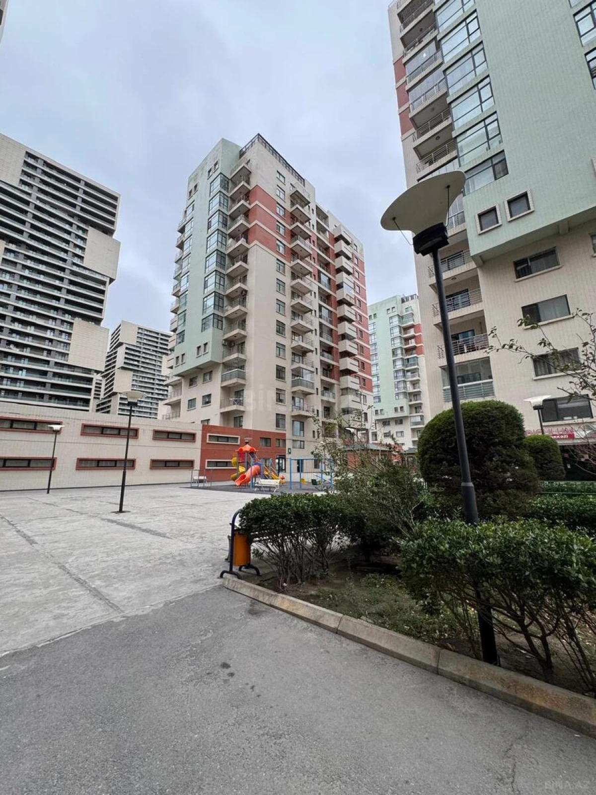Kirayə verilir 4 otaqlı ofis 80 m²