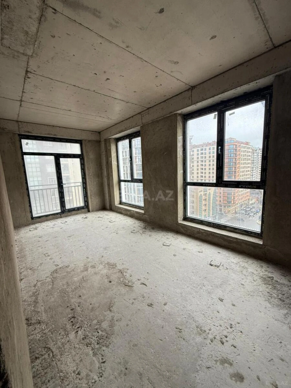 Satılır 4 otaqlı mənzil 149 m²