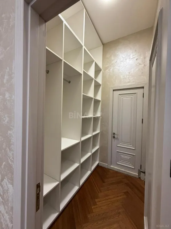 Satılır 3 otaqlı mənzil 138 m²