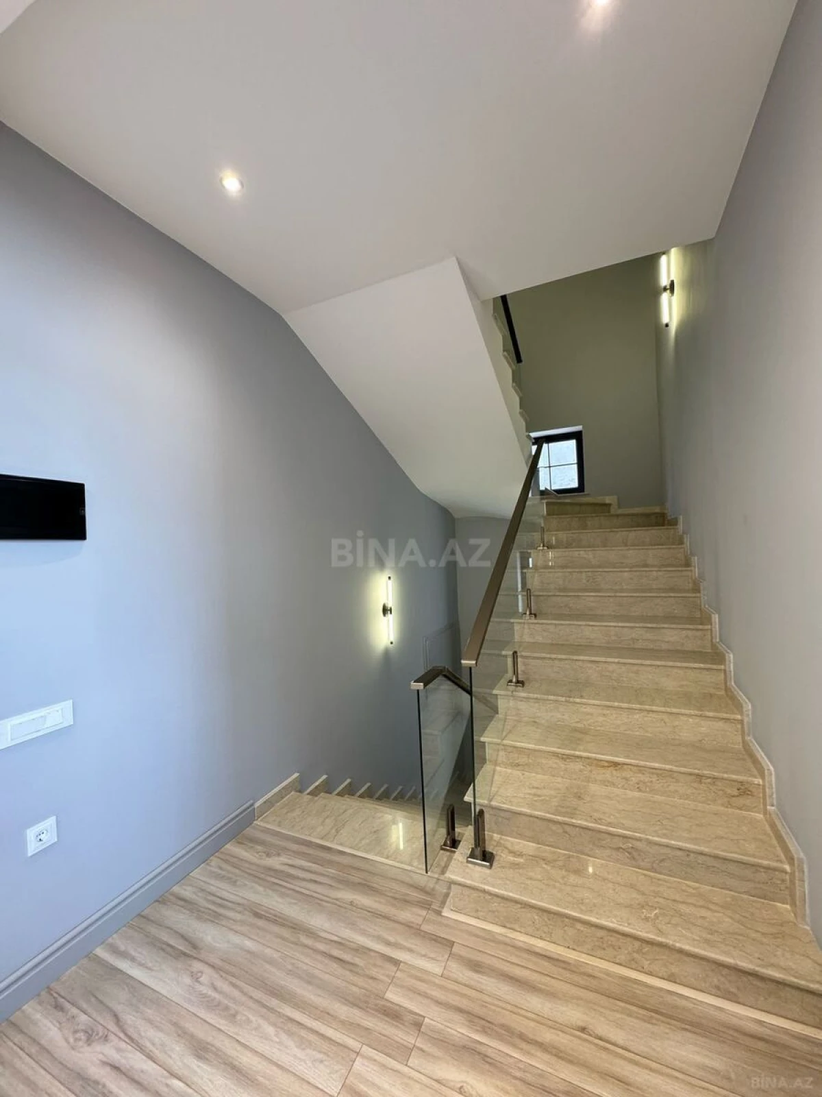 Satılır 9 otaqlı həyət evi 440 m²