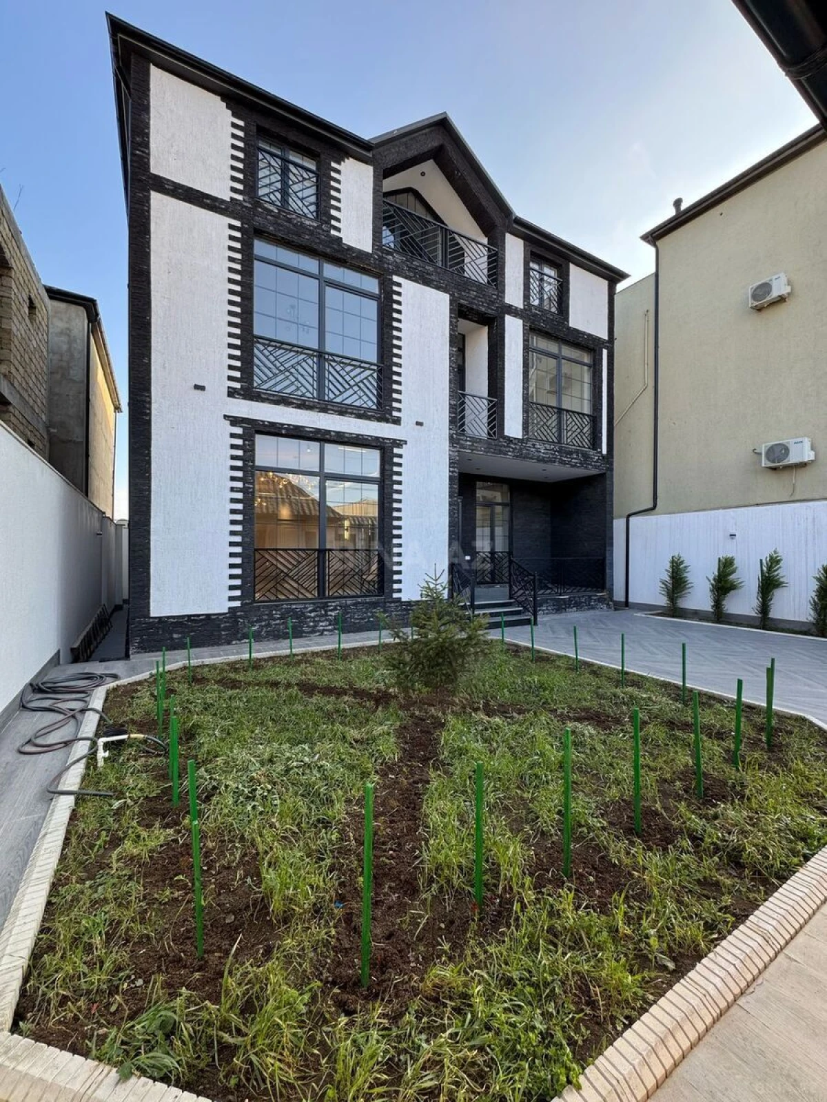 Satılır 9 otaqlı həyət evi 440 m²