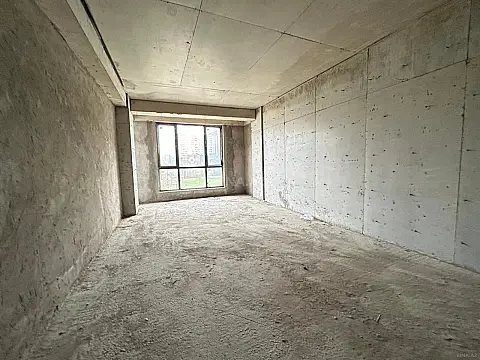 Satılır 4 otaqlı mənzil 181 m²