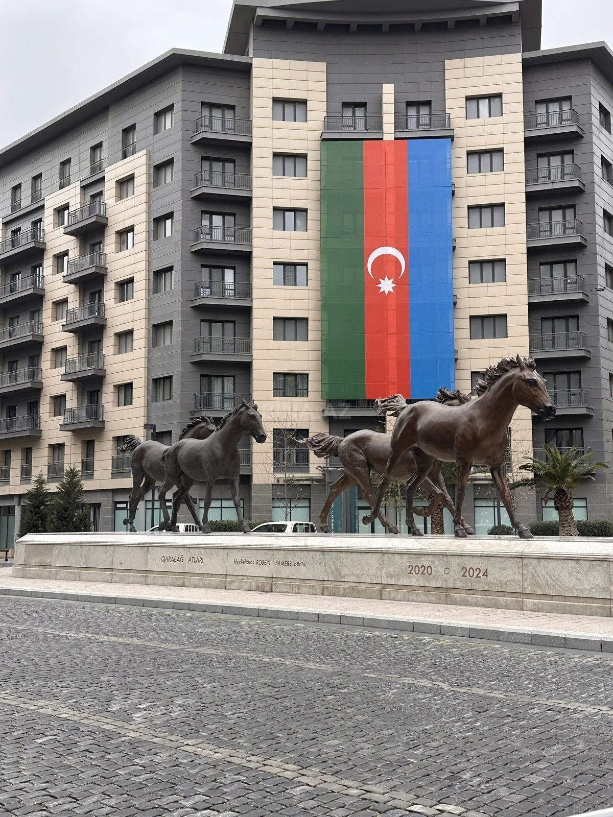 Satılır 3 otaqlı mənzil 146 m²