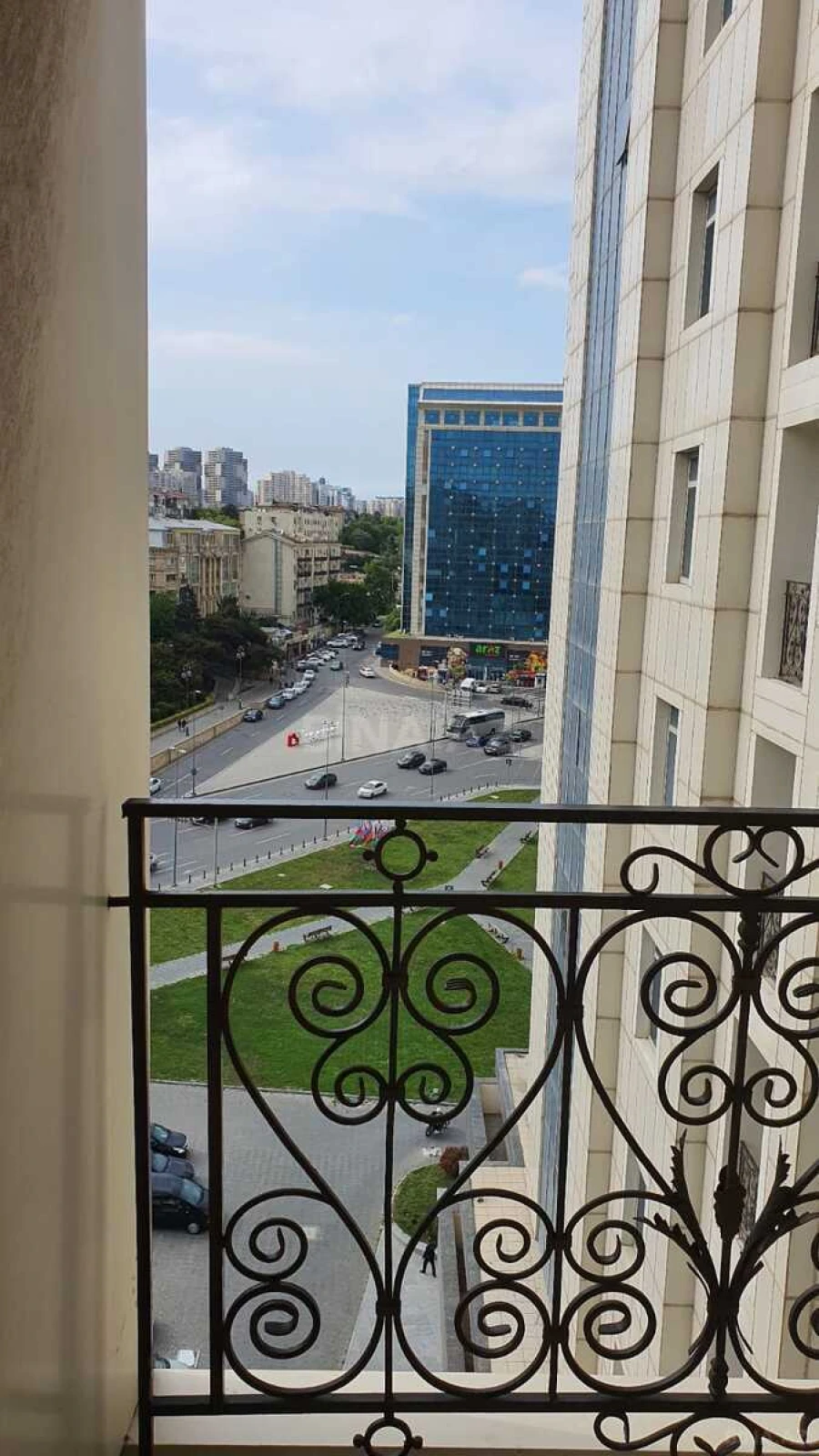 Satılır 4 otaqlı mənzil 205 m²