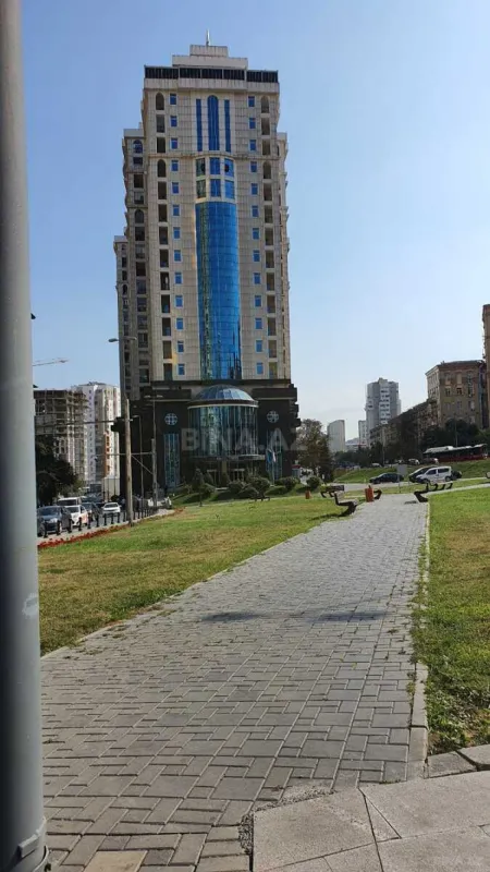 Satılır 4 otaqlı mənzil 205 m²