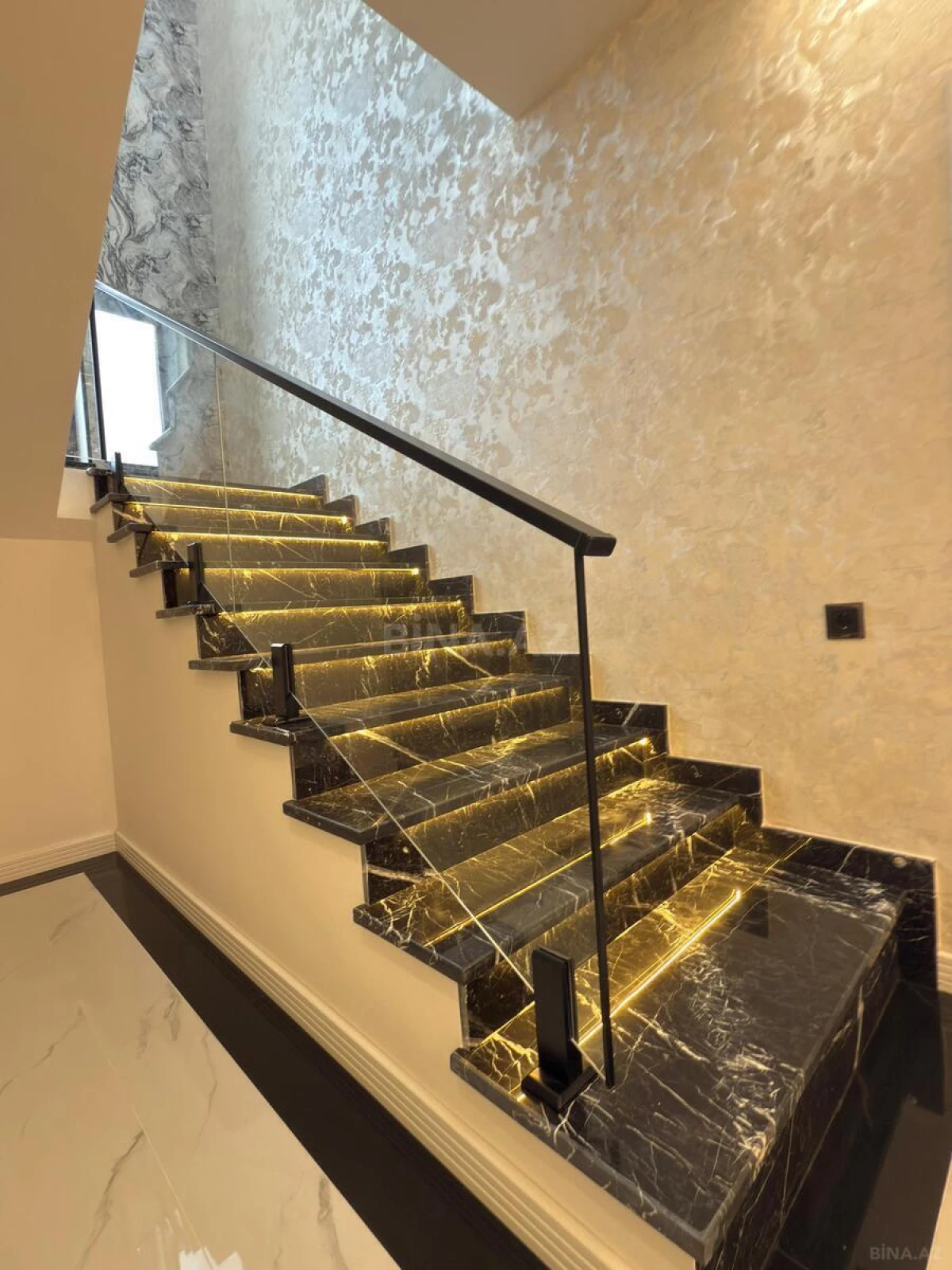 Satılır 8 otaqlı həyət evi 500 m²