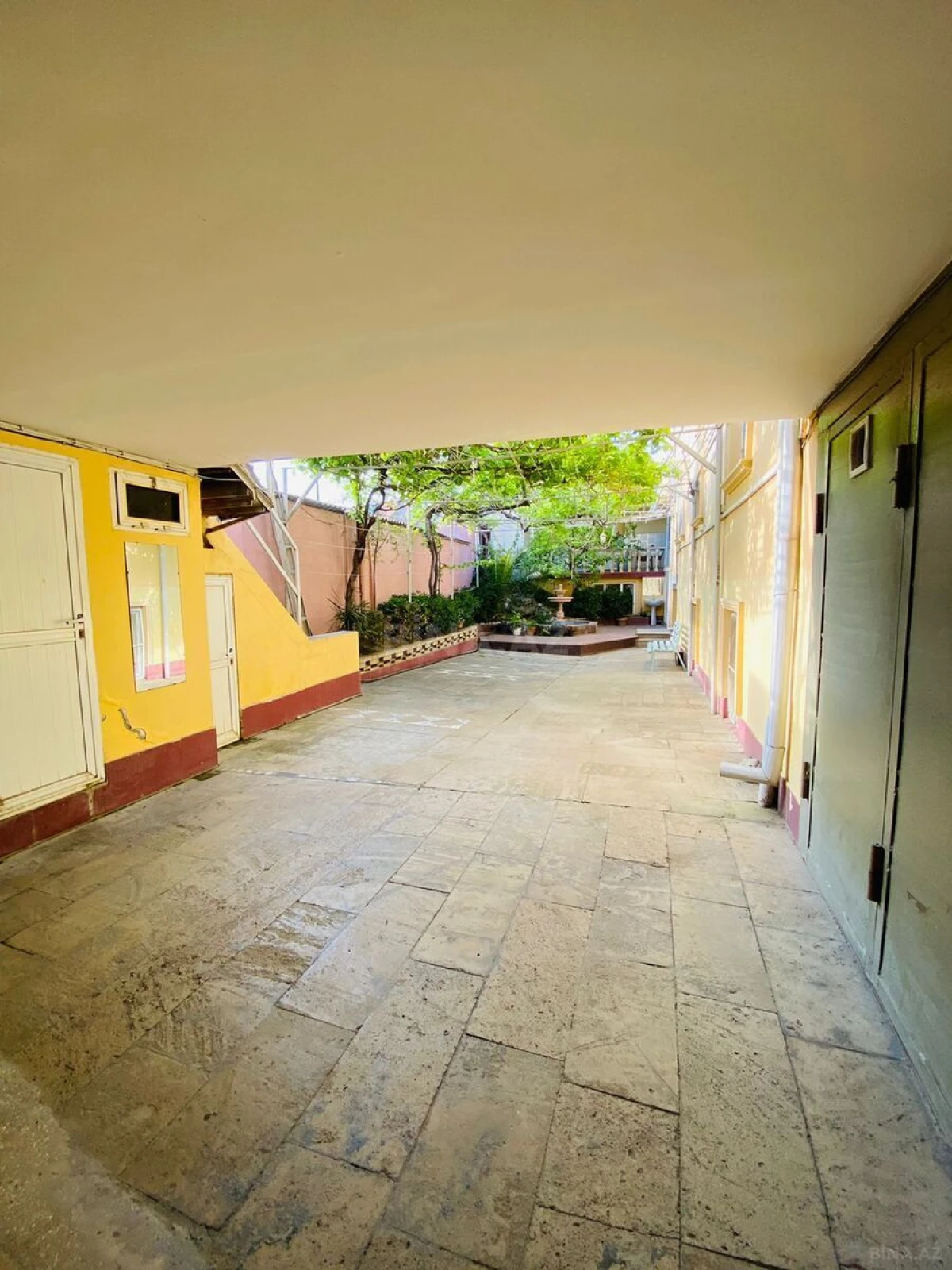 Satılır 10 otaqlı həyət evi 310 m²