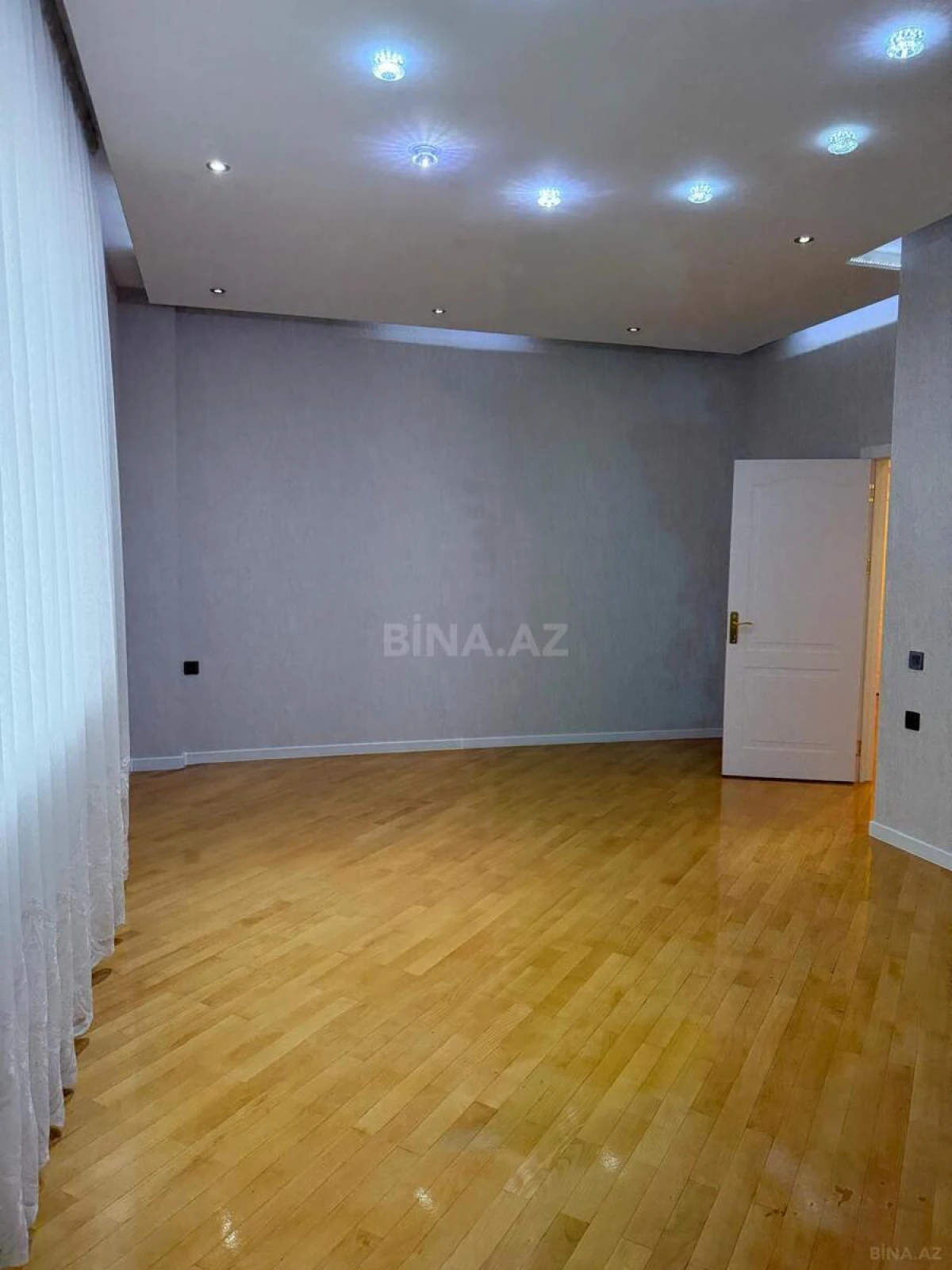 Satılır 3 otaqlı mənzil 137 m²