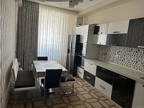 Satılır 3 otaqlı mənzil 135 m²