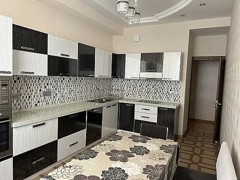 Satılır 3 otaqlı mənzil 135 m²