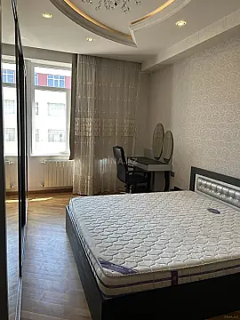 Satılır 3 otaqlı mənzil 135 m²