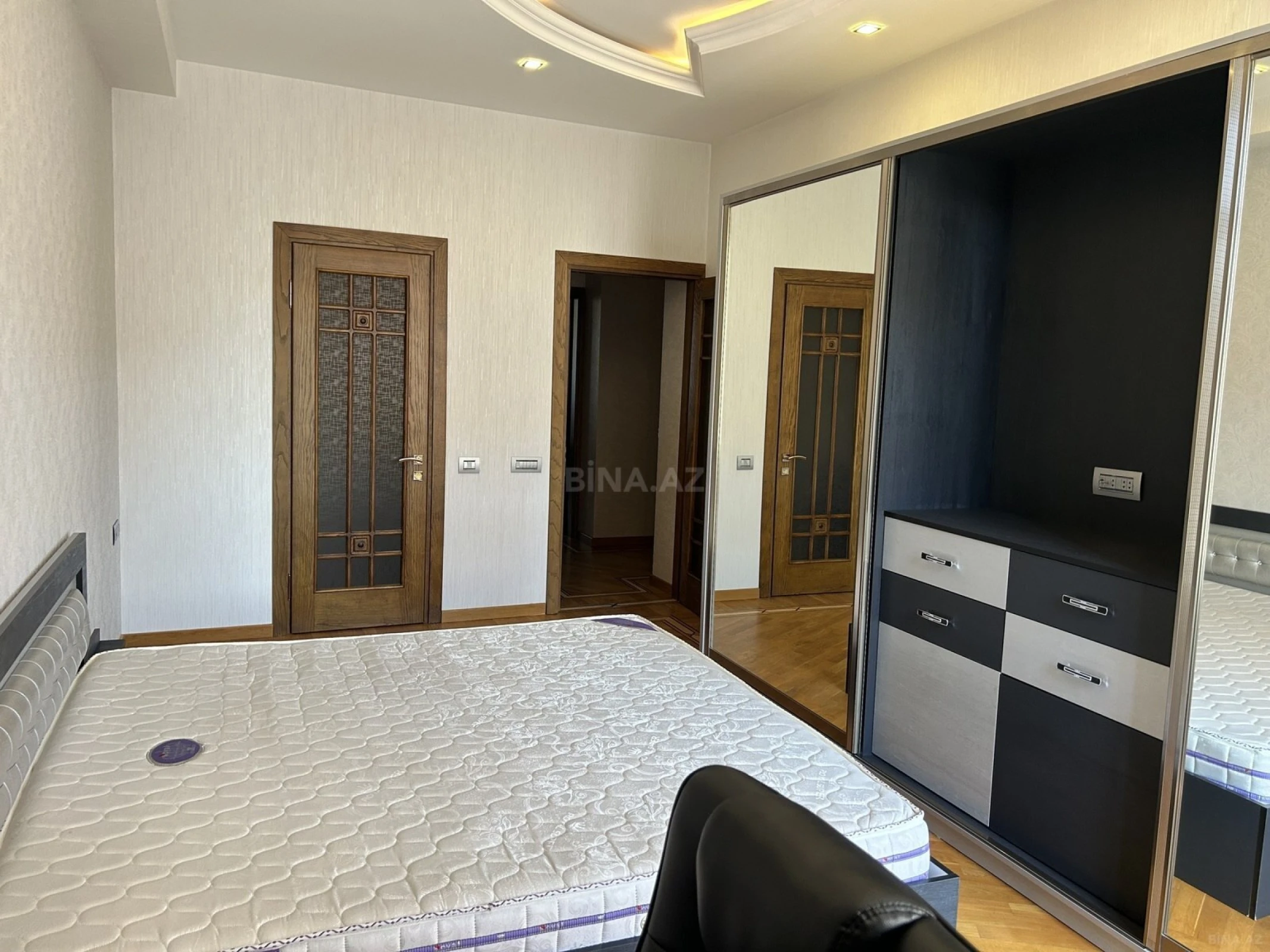 Satılır 3 otaqlı mənzil 135 m²