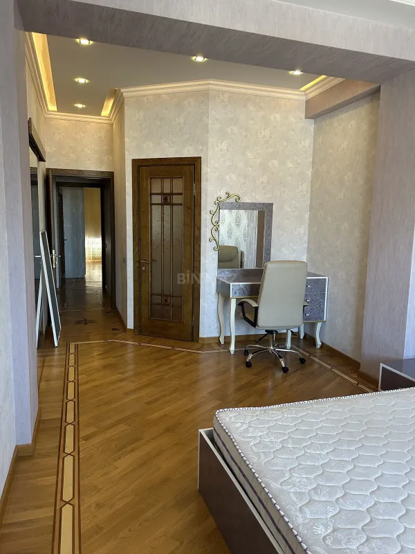 Satılır 3 otaqlı mənzil 135 m²