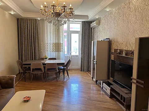 Satılır 3 otaqlı mənzil 135 m²