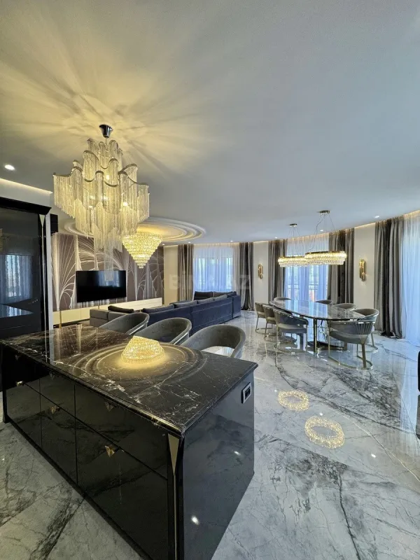 Satılır 4 otaqlı mənzil 223 m²