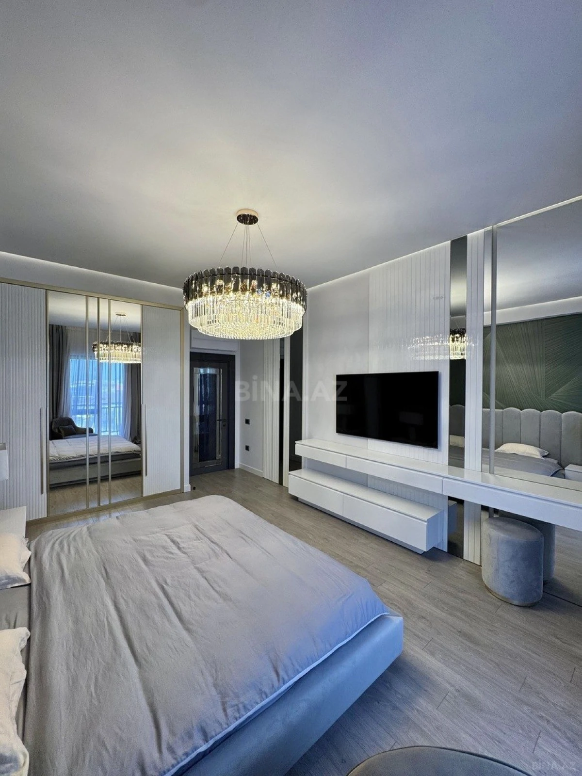 Satılır 4 otaqlı mənzil 223 m²