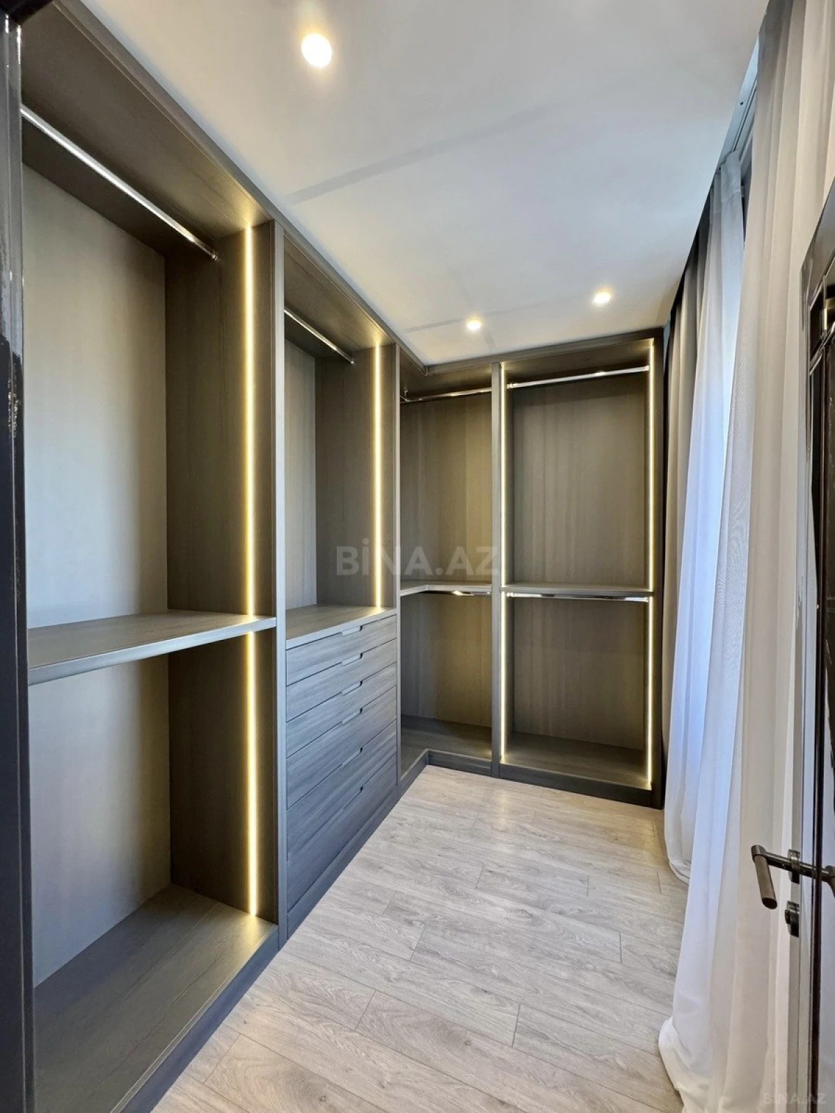 Satılır 4 otaqlı mənzil 223 m²