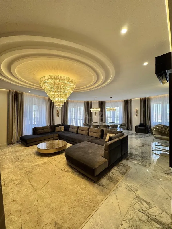 Satılır 4 otaqlı mənzil 223 m²