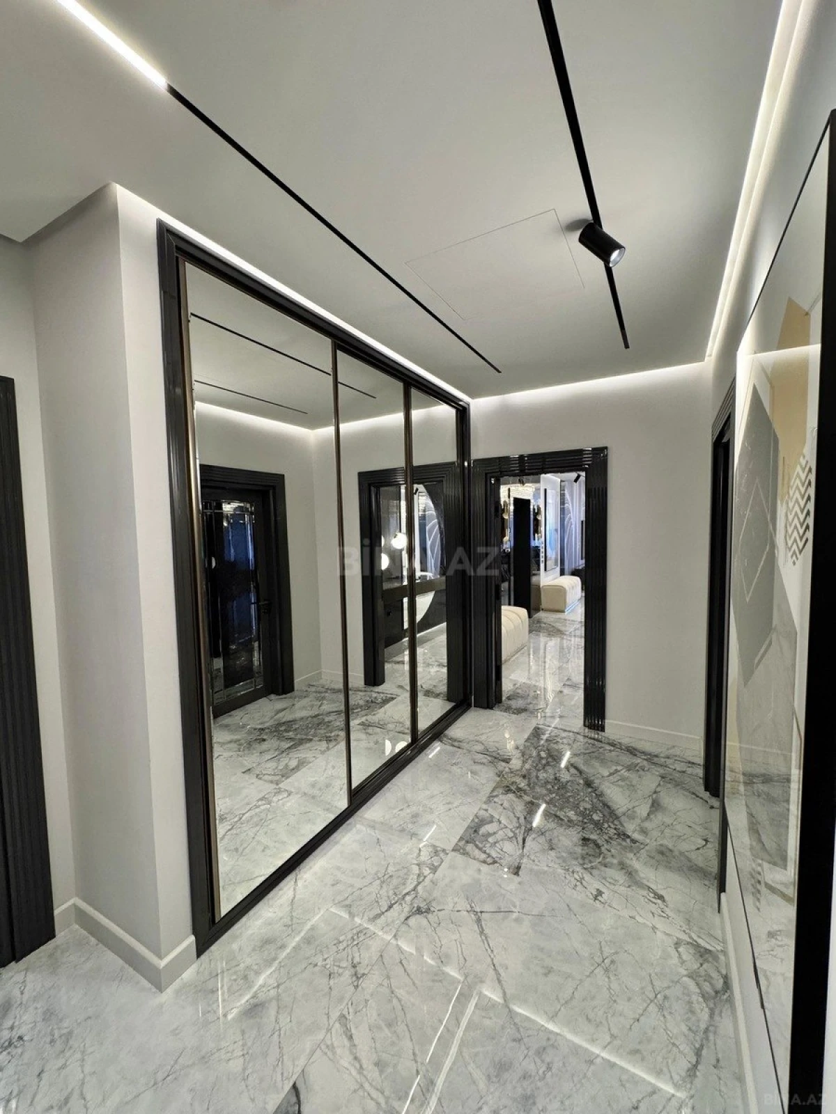 Satılır 4 otaqlı mənzil 223 m²