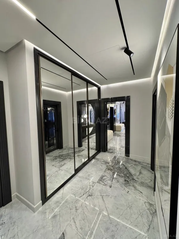 Satılır 4 otaqlı mənzil 223 m²