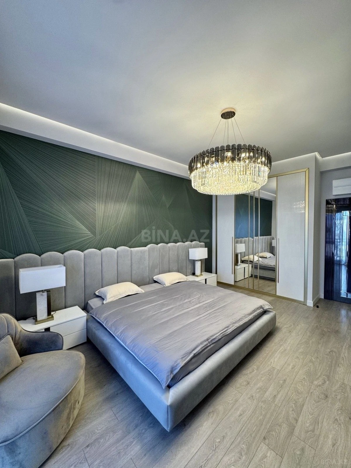 Satılır 4 otaqlı mənzil 223 m²