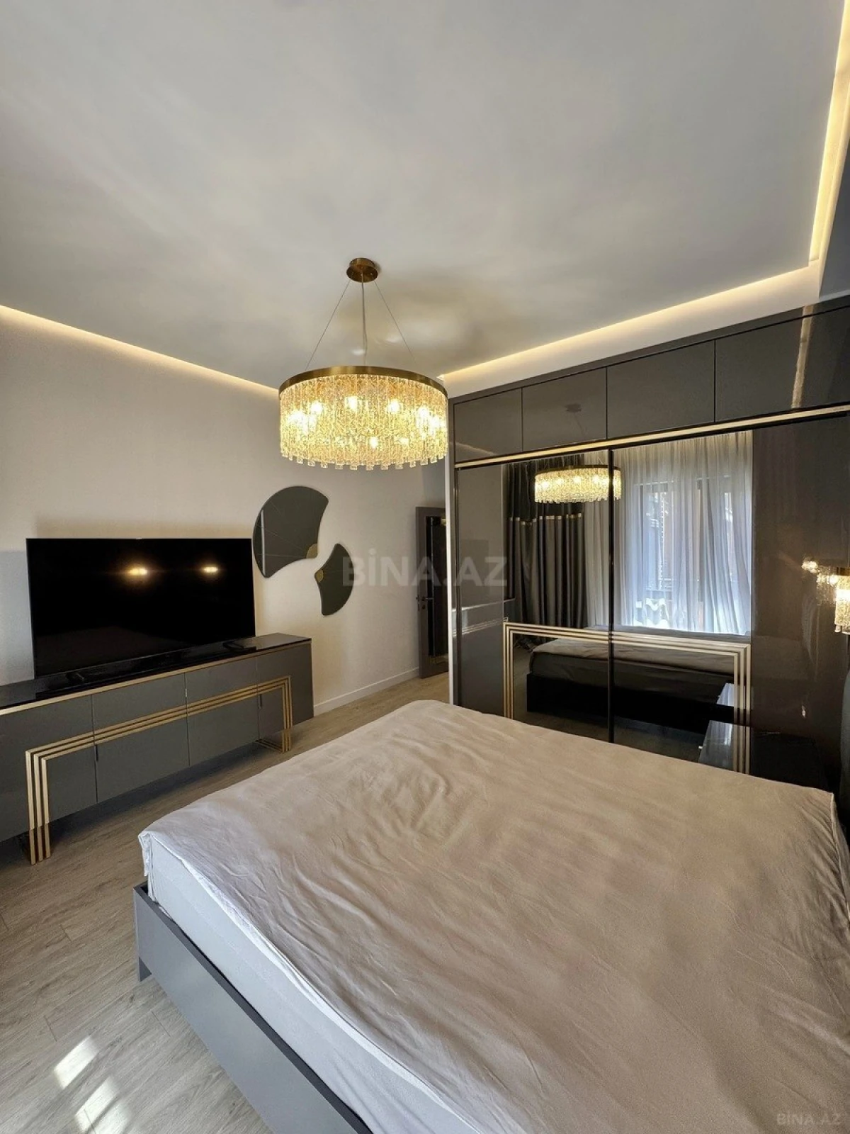 Satılır 4 otaqlı mənzil 223 m²