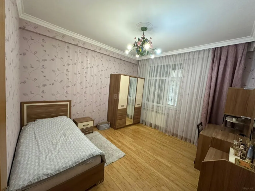 Satılır 4 otaqlı mənzil 135 m²