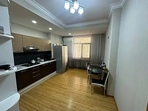 Satılır 4 otaqlı mənzil 135 m²