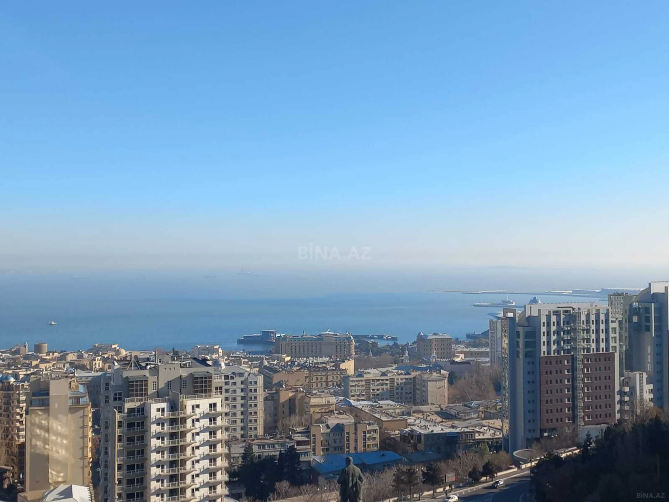 Satılır 10 otaqlı mənzil 680 m²