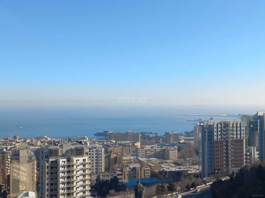 Satılır 10 otaqlı mənzil 680 m²