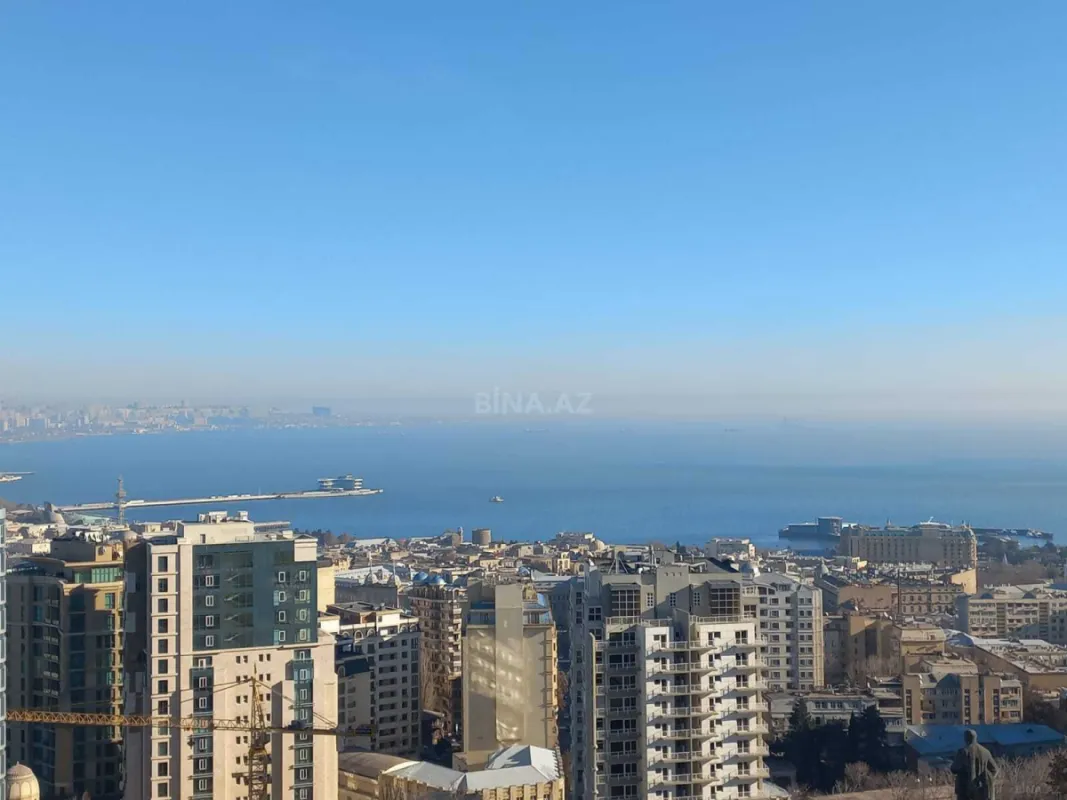 Satılır 10 otaqlı mənzil 680 m²