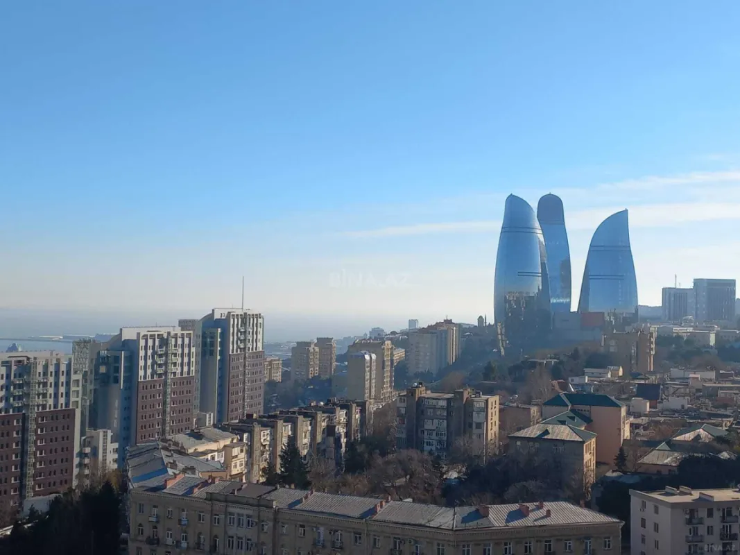 Satılır 10 otaqlı mənzil 680 m²