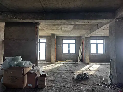 Satılır 10 otaqlı mənzil 680 m²