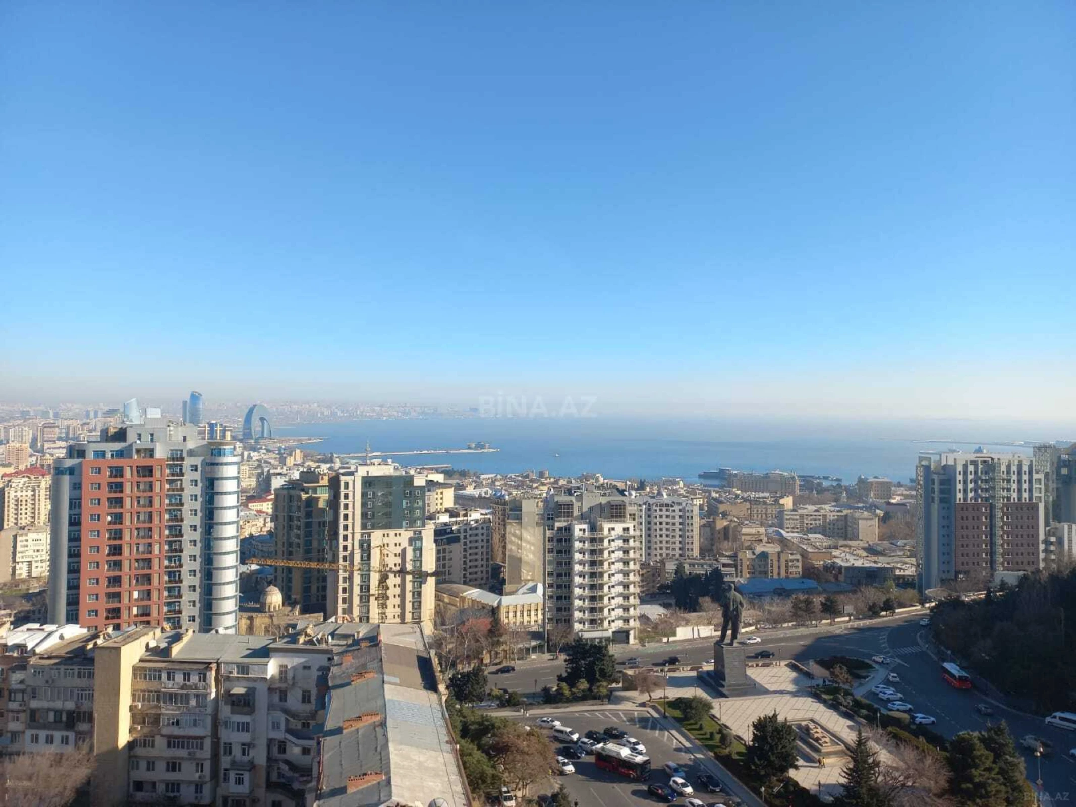 Satılır 10 otaqlı mənzil 680 m²