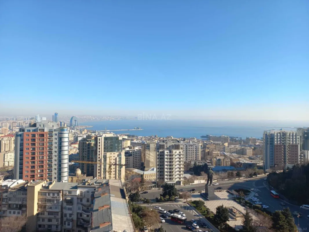 Satılır 10 otaqlı mənzil 680 m²