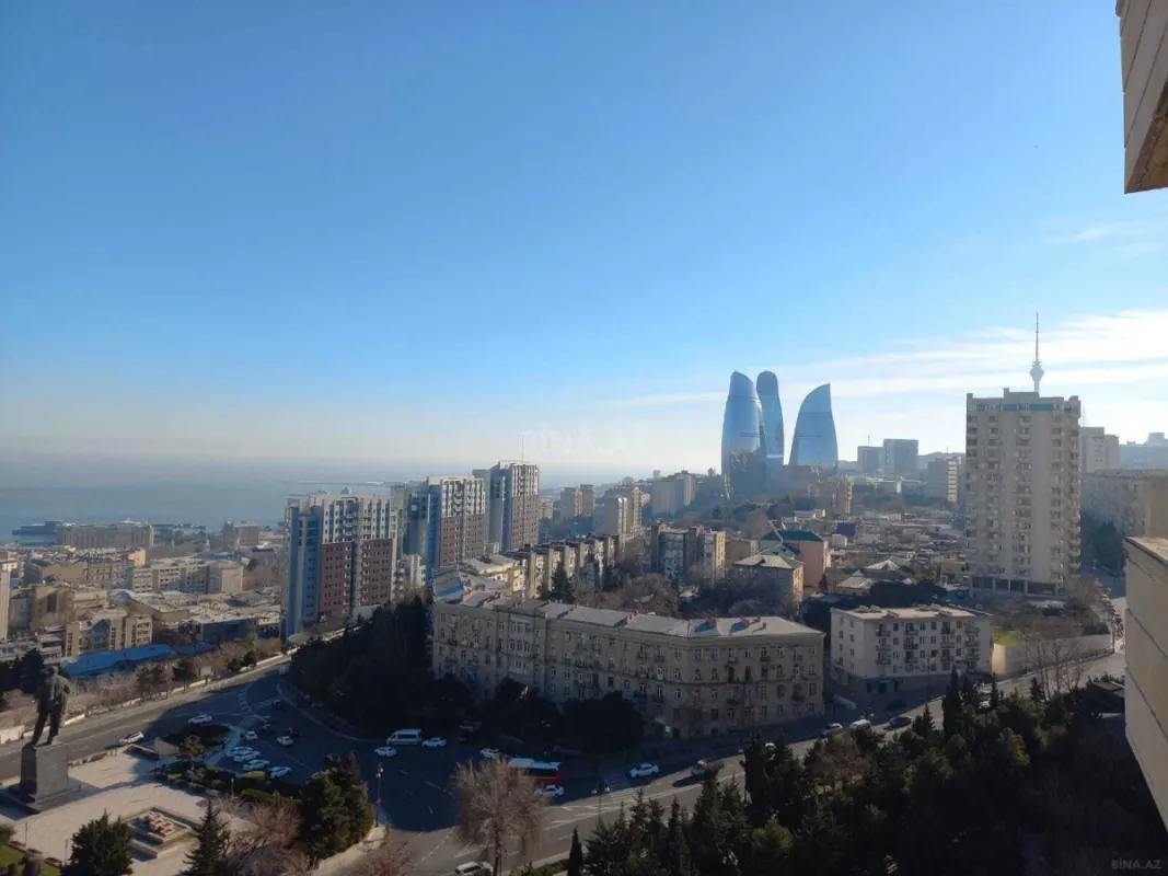 Satılır 10 otaqlı mənzil 680 m²