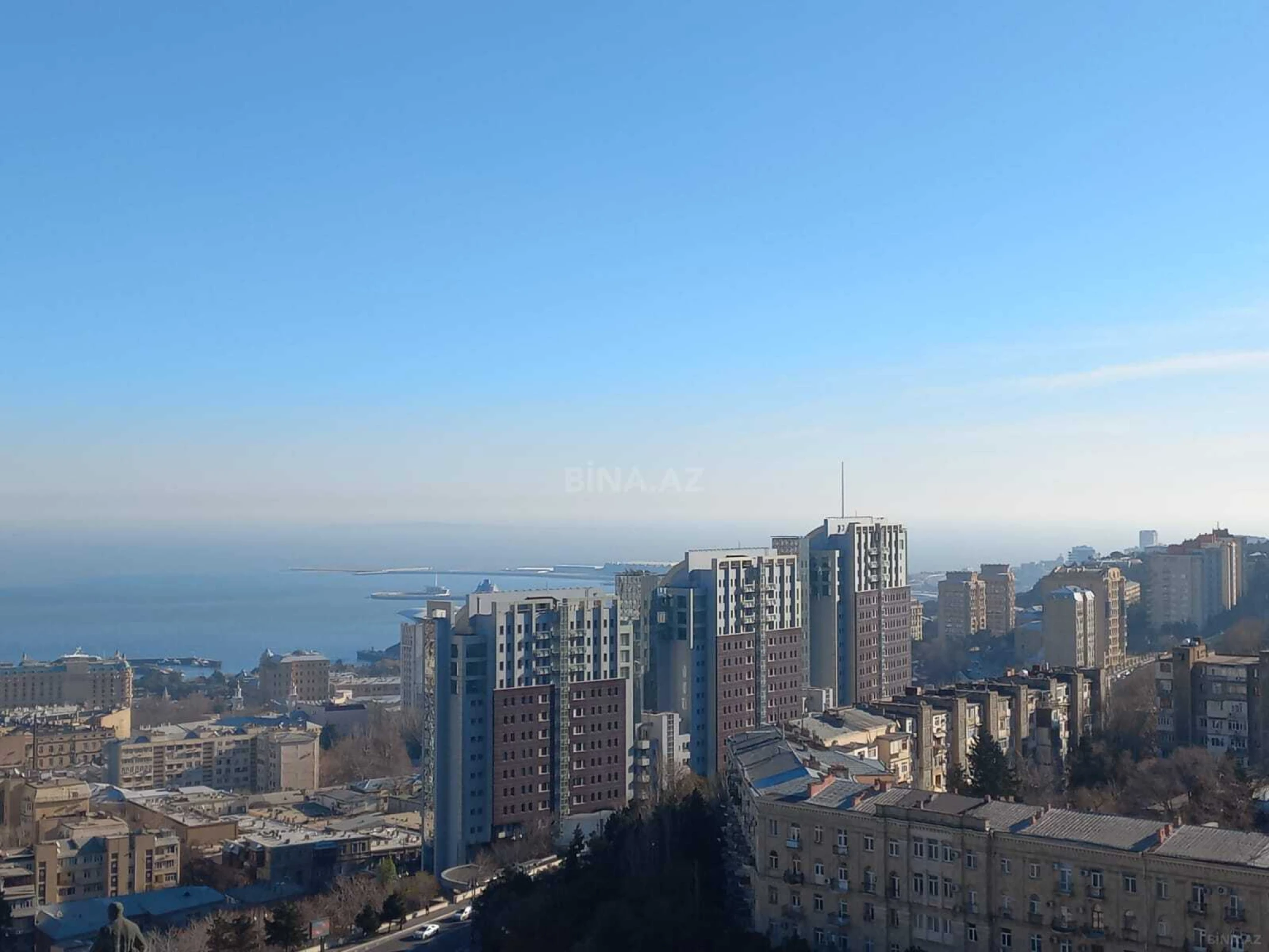 Satılır 10 otaqlı mənzil 680 m²