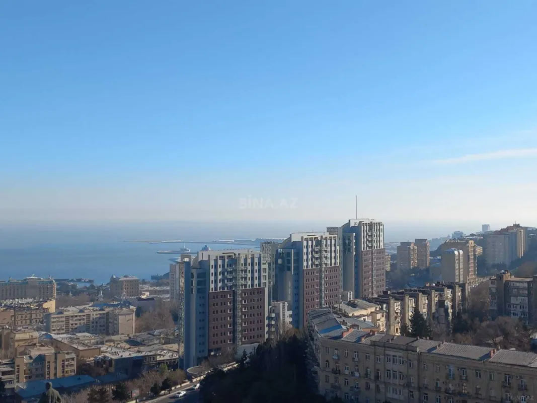 Satılır 10 otaqlı mənzil 680 m²
