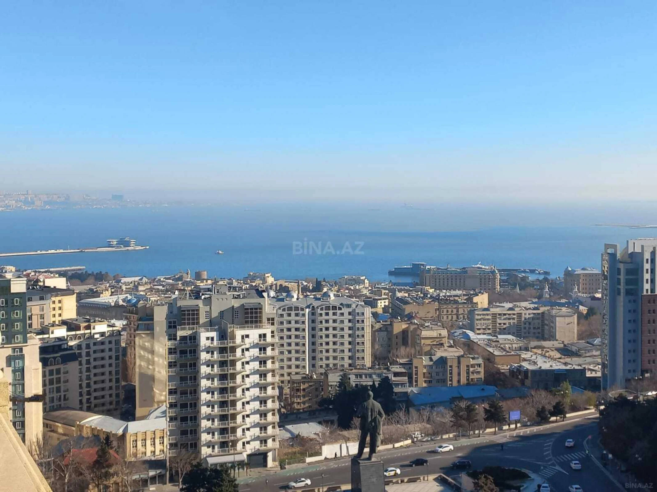 Satılır 10 otaqlı mənzil 680 m²